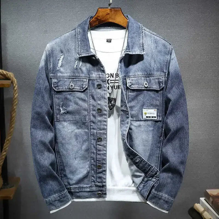 Jaqueta Jeans Masculina Luzzano LN153, confeccionada em jeans premium, com forro acolchoado, fechamento por botões e design moderno para versatilidade.