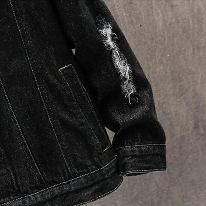 Jaqueta Jeans Masculina Luzzano LN138, confeccionada em jeans premium, com modelagem moderna e acabamento refinado para um estilo urbano e sofisticado.