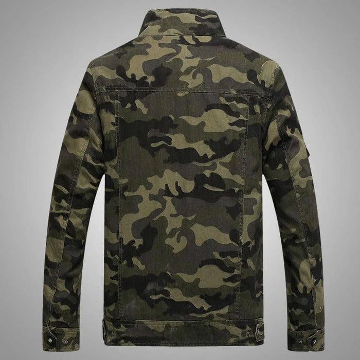 Jaqueta Masculina Camuflada Luzzano LN151, confeccionada em poliéster resistente, com forro acolchoado, fechamento em zíper e design militar moderno.