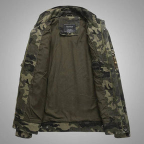 Jaqueta Masculina Camuflada Luzzano LN151, confeccionada em poliéster resistente, com forro acolchoado, fechamento em zíper e design militar moderno.