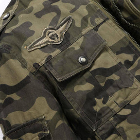 Jaqueta Masculina Camuflada Luzzano LN151, confeccionada em poliéster resistente, com forro acolchoado, fechamento em zíper e design militar moderno.