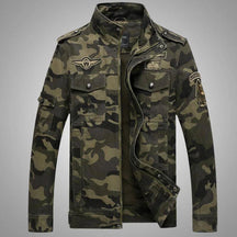 Jaqueta Masculina Camuflada Luzzano LN151, confeccionada em poliéster resistente, com forro acolchoado, fechamento em zíper e design militar moderno.