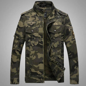 Jaqueta Masculina Camuflada Luzzano LN151, confeccionada em poliéster resistente, com forro acolchoado, fechamento em zíper e design militar moderno.