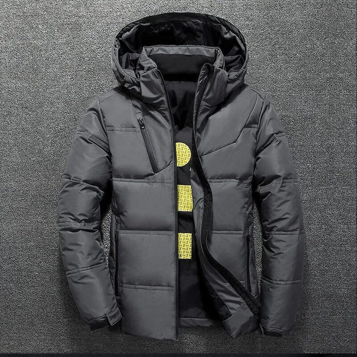 Jaqueta Masculina Puffer Luzzano LN161, confeccionada em poliéster resistente, com forro acolchoado, enchimento em algodão e fechamento em zíper para máximo conforto.