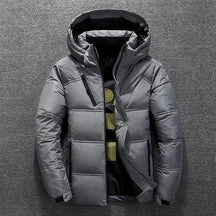 Jaqueta Masculina Puffer Luzzano LN161, confeccionada em poliéster resistente, com forro acolchoado, enchimento em algodão e fechamento em zíper para máximo conforto.