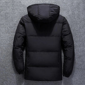 Jaqueta Masculina Puffer Luzzano LN161, confeccionada em poliéster resistente, com forro acolchoado, enchimento em algodão e fechamento em zíper para máximo conforto.