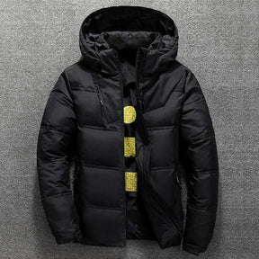 Jaqueta Masculina Puffer Luzzano LN161, confeccionada em poliéster resistente, com forro acolchoado, enchimento em algodão e fechamento em zíper para máximo conforto.