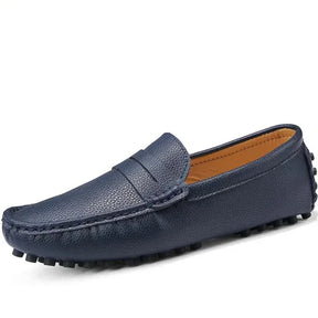 Mocassim Masculino em Couro Luzzano LN041, design clássico e sofisticado, acabamento artesanal, palmilha macia e solado flexível para máximo conforto.