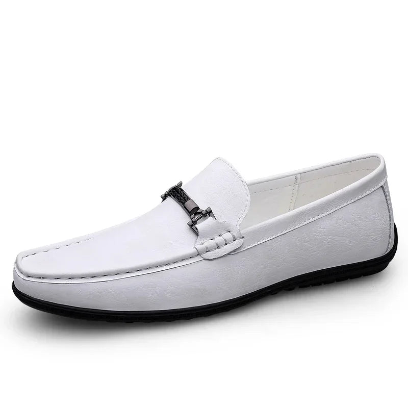 Mocassim Masculino em Couro Luzzano LN042, design clássico e refinado, acabamento artesanal, palmilha macia e solado flexível para máximo conforto.