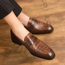 Mocassim Masculino em Couro Luzzano LN044, design clássico e sofisticado, acabamento artesanal, palmilha acolchoada e solado flexível para máximo conforto.