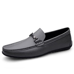 Mocassim Masculino em Couro Luzzano LN042, design clássico e refinado, acabamento artesanal, palmilha macia e solado flexível para máximo conforto.