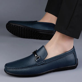 Mocassim Masculino em Couro Luzzano LN042, design clássico e refinado, acabamento artesanal, palmilha macia e solado flexível para máximo conforto.