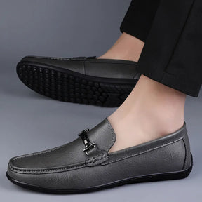 Mocassim Masculino em Couro Luzzano LN042, design clássico e refinado, acabamento artesanal, palmilha macia e solado flexível para máximo conforto.