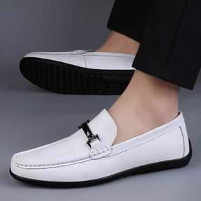 Mocassim Masculino em Couro Luzzano LN042, design clássico e refinado, acabamento artesanal, palmilha macia e solado flexível para máximo conforto.