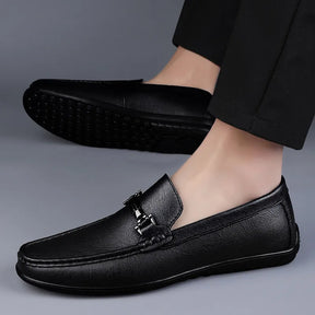 Mocassim Masculino em Couro Luzzano LN042, design clássico e refinado, acabamento artesanal, palmilha macia e solado flexível para máximo conforto.