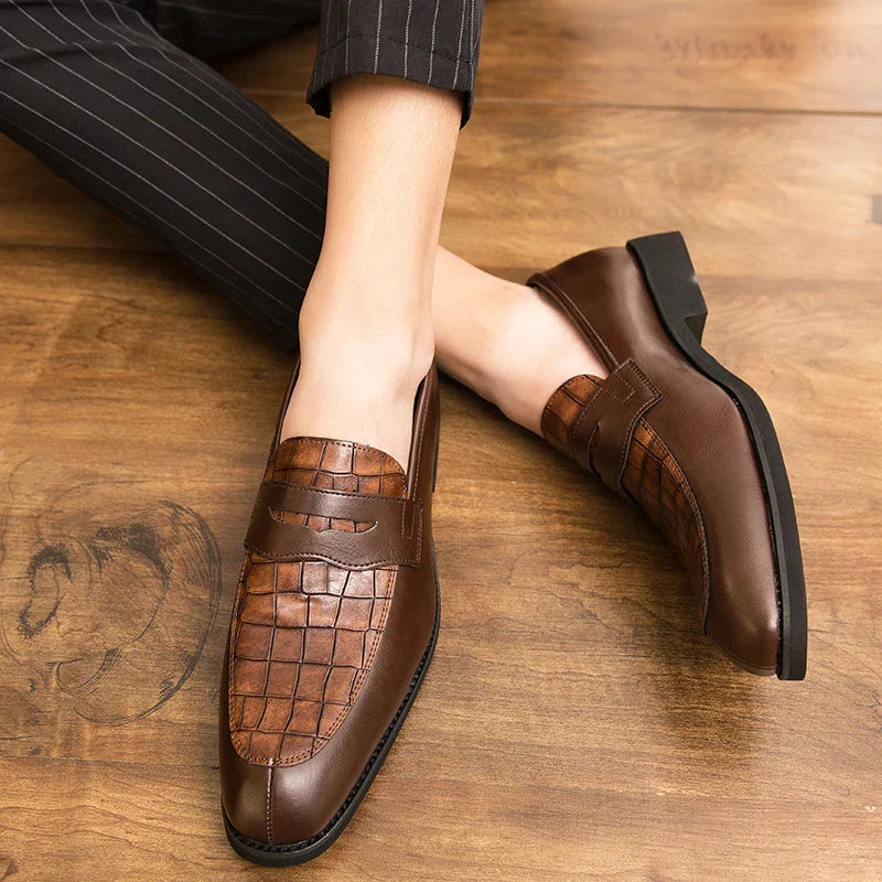 Mocassim Masculino em Couro Luzzano LN044, design clássico e sofisticado, acabamento artesanal, palmilha acolchoada e solado flexível para máximo conforto.