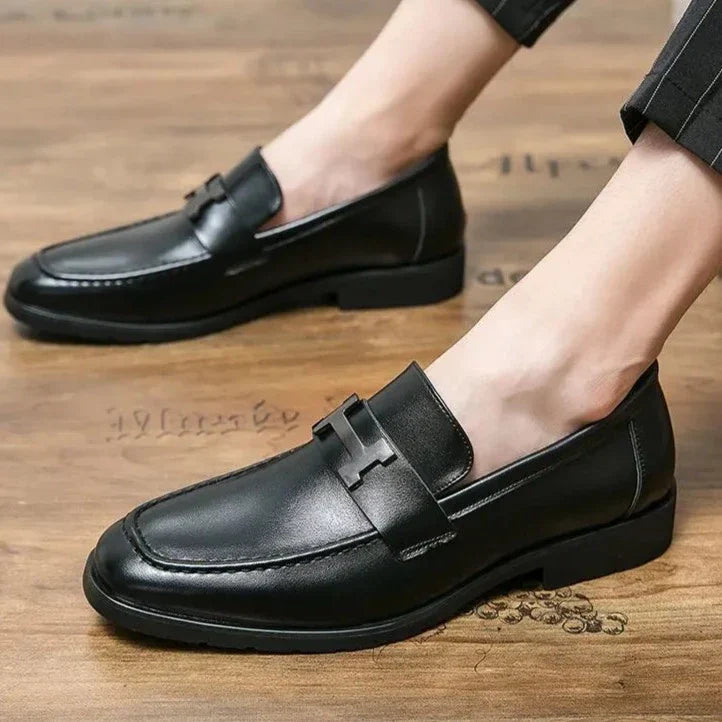 Mocassim Masculino em Couro Luzzano LN045, design clássico e sofisticado, acabamento artesanal, palmilha acolchoada e solado flexível para máximo conforto.