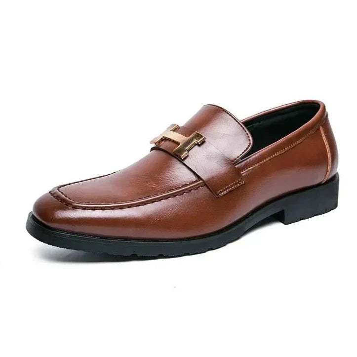 Mocassim Masculino em Couro Luzzano LN045, design clássico e sofisticado, acabamento artesanal, palmilha acolchoada e solado flexível para máximo conforto.