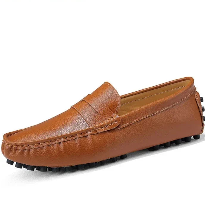 Mocassim Masculino em Couro Luzzano LN041, design clássico e sofisticado, acabamento artesanal, palmilha macia e solado flexível para máximo conforto.