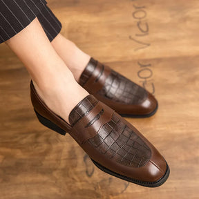 Mocassim Masculino em Couro Luzzano LN044, design clássico e sofisticado, acabamento artesanal, palmilha acolchoada e solado flexível para máximo conforto.