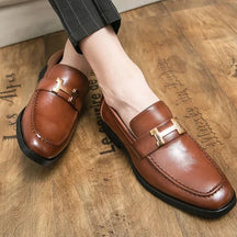 Mocassim Masculino em Couro Luzzano LN045, design clássico e sofisticado, acabamento artesanal, palmilha acolchoada e solado flexível para máximo conforto.