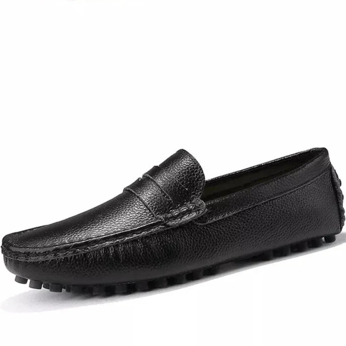 Mocassim Masculino em Couro Luzzano LN041, design clássico e sofisticado, acabamento artesanal, palmilha macia e solado flexível para máximo conforto.