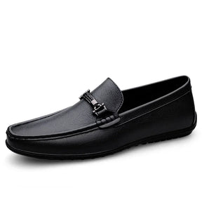 Mocassim Masculino em Couro Luzzano LN042, design clássico e refinado, acabamento artesanal, palmilha macia e solado flexível para máximo conforto.