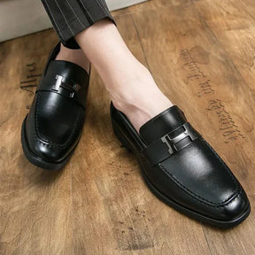 Mocassim Masculino em Couro Luzzano LN045, design clássico e sofisticado, acabamento artesanal, palmilha acolchoada e solado flexível para máximo conforto.