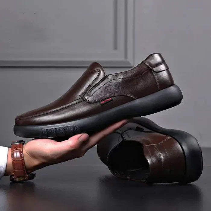 Mocassim Masculino Luzzano LN065 com design clássico, acabamento artesanal, solado antiderrapante e palmilha macia para máximo conforto.