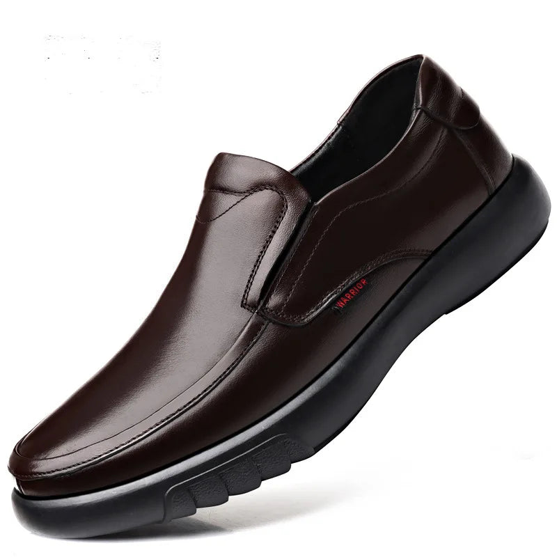 Mocassim Masculino Luzzano LN065 com design clássico, acabamento artesanal, solado antiderrapante e palmilha macia para máximo conforto.