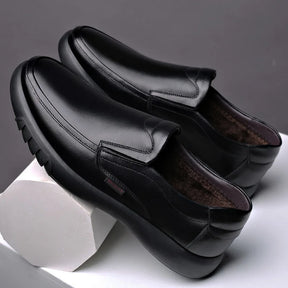 Mocassim Masculino Luzzano LN065 com design clássico, acabamento artesanal, solado antiderrapante e palmilha macia para máximo conforto.