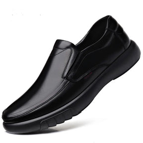 Mocassim Masculino Luzzano LN065 com design clássico, acabamento artesanal, solado antiderrapante e palmilha macia para máximo conforto.