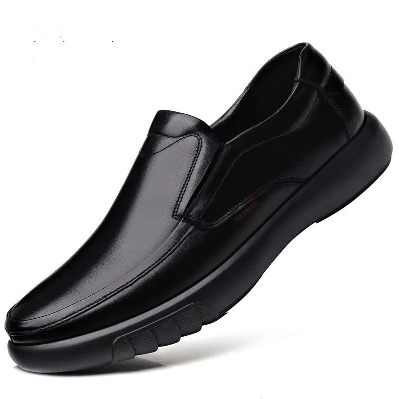 Mocassim Masculino Luzzano LN065 com design clássico, acabamento artesanal, solado antiderrapante e palmilha macia para máximo conforto.