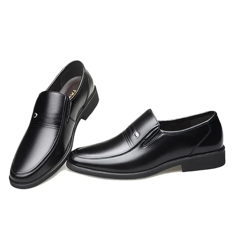 Mocassim Masculino Luzzano LN066 em design clássico, com acabamento refinado, solado resistente e palmilha macia para máximo conforto.