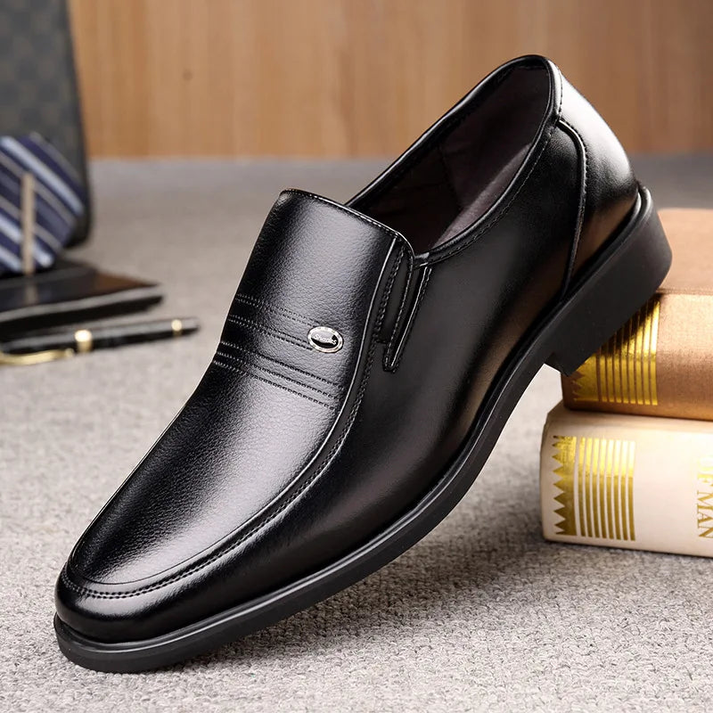 Mocassim Masculino Luzzano LN066 em design clássico, com acabamento refinado, solado resistente e palmilha macia para máximo conforto.