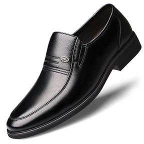 Mocassim Masculino Luzzano LN066 em design clássico, com acabamento refinado, solado resistente e palmilha macia para máximo conforto.