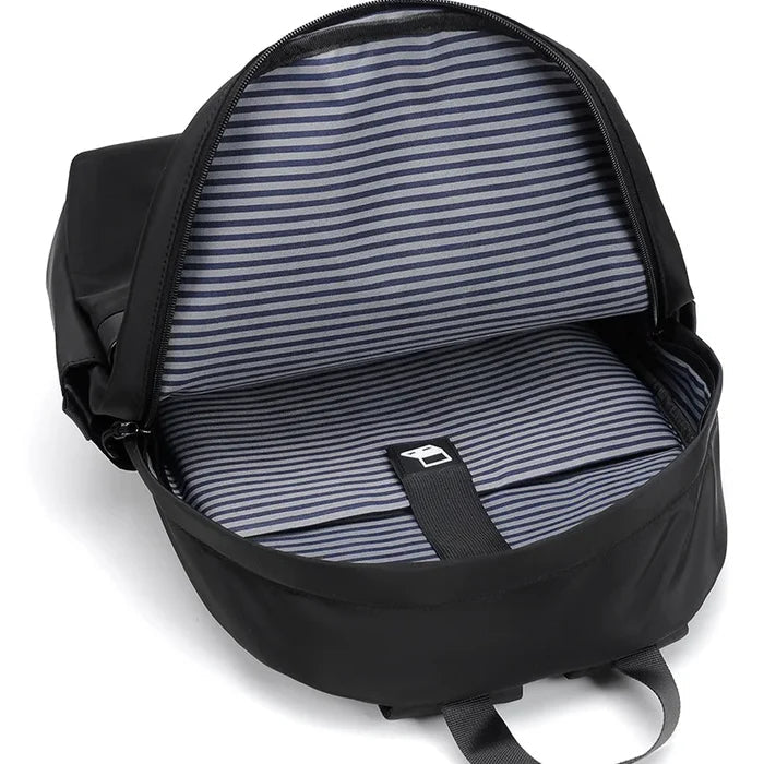 Mochila Executiva Luzzano LN085 com espaço para notebook 15", material impermeável, alças acolchoadas e divisórias organizadoras.