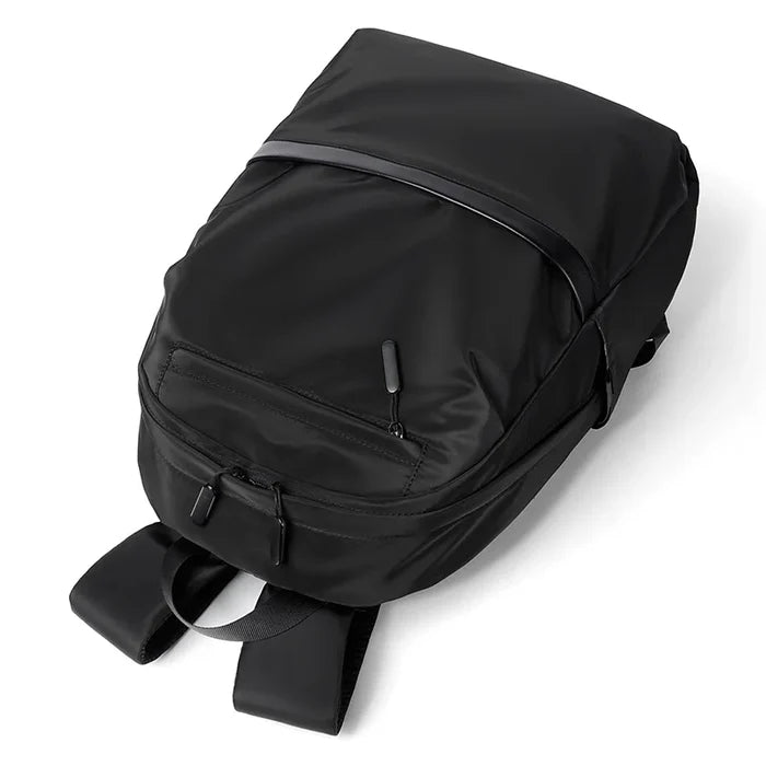 Mochila Executiva Luzzano LN085 com espaço para notebook 15", material impermeável, alças acolchoadas e divisórias organizadoras.