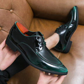 Derby Masculino em Couro Luzzano LN366 sofisticado, com couro envernizado e plataforma 4 cm, perfeito para visuais formais em verde e preto.