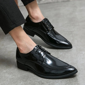 Derby Masculino em Couro Luzzano LN366 sofisticado, com couro envernizado e plataforma 4 cm, perfeito para visuais formais em verde e preto.