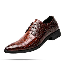 Derby Masculino em Couro Luzzano LN363 elegante, com couro envernizado e plataforma 3,5 cm, ideal para visuais sofisticados em preto e marrom.