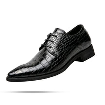 Derby Masculino em Couro Luzzano LN363 elegante, com couro envernizado e plataforma 3,5 cm, ideal para visuais sofisticados em preto e marrom.