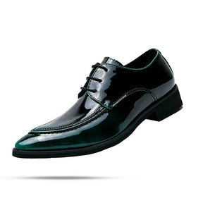 Derby Masculino em Couro Luzzano LN366 sofisticado, com couro envernizado e plataforma 4 cm, perfeito para visuais formais em verde e preto.