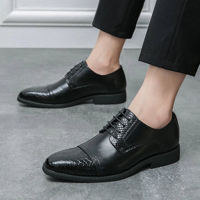 Derby Masculino Luzzano LN362 versátil, com couro texturizado e cadarço trançado, ideal para visuais casuais e sociais em branco, marrom e preto.