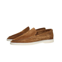 Loafer Masculino Camurça Luzzano LN360 elegante, com camurça refinada, ideal para visuais casuais sofisticados com conforto em ambientes acolhedores.