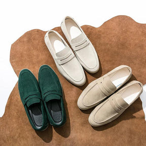 Loafer Masculino Camurça Luzzano LN349 versátil, com camurça suave, ideal para visuais sociais e casuais com sofisticação e conforto.