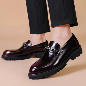 Loafer Masculino em Couro Luzzano LN344 elegante, com couro envernizado e solado tratorado, ideal para visuais sofisticados com conforto.