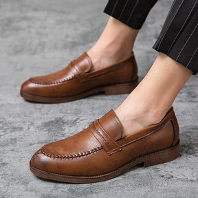 Loafer Masculino em Couro Luzzano LN348 elegante, com couro premium e sola vulcanizada, ideal para visuais sofisticados em marrom e preto.