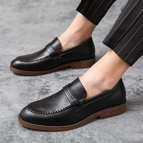 Loafer Masculino em Couro Luzzano LN348 elegante, com couro premium e sola vulcanizada, ideal para visuais sofisticados em marrom e preto.