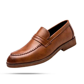 Loafer Masculino em Couro Luzzano LN348 elegante, com couro premium e sola vulcanizada, ideal para visuais sofisticados em marrom e preto.